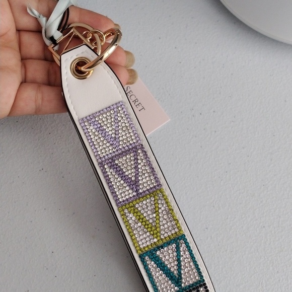 Pink VS V-logo wristlet strap key chain new in packaging - Picture 8 of 10